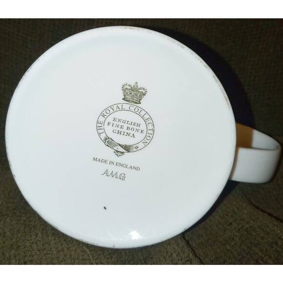Royal Collection English Fine Bone China Windsor Castle Guardsmen Mug - Picture 4 of 4